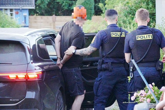 Kolonihave stormet af politiet: Rasende mand i håndjern råber ad fotograf