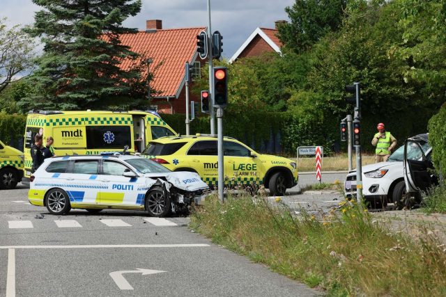 Politibil og personbil helt smadret i voldsomt uheld: Betjent tilskadekommen
