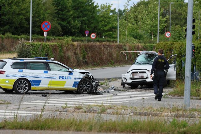 Politibil og personbil helt smadret i voldsomt uheld: Betjent tilskadekommen