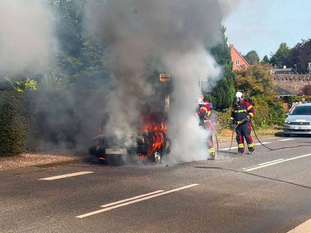 Bil står i flammer tæt på kæmpe marked