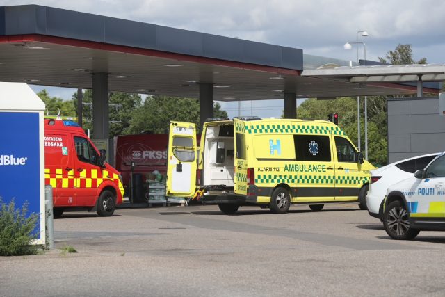 Politi og redning rykker ud på Vestegnen: Mand kollapser på tankstation