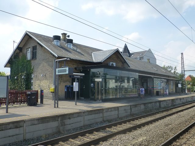 Voldsom hændelse på station nær København: Person er påkørt