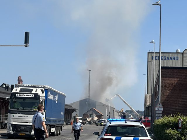 LIGE NU: Eksplosionsfare ved brand på dansk havn