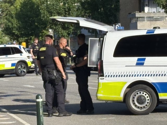 Politiet vrimler frem efter personfarlig forbrydelse i københavnsk gade