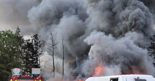 LIGE NU: Brandmand til skade under kæmpe brand – røgskyen kan ses kilometer væk 