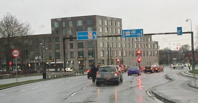 “Min fætter havde en dårlig dag” sagde udenlandsk mand, efter familiemedlem gik amok med jernrør.