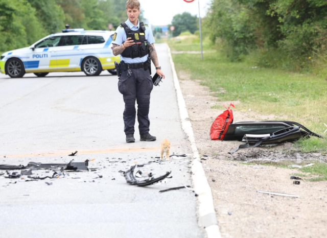 Pårørende er IKKE underrettet: ‘To ambulancer afgår fra stedet med fuld udrykning’
