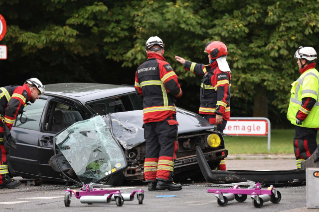Familie tætteste vidner til voldsom lastbilulykke: ‘To personer bringes på hospitalet’