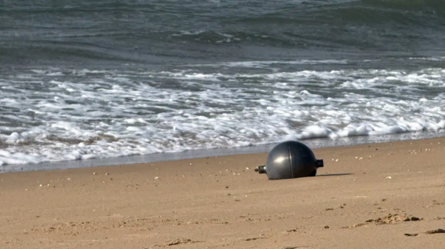 Hvad i alverden er det?! Store metalkugler styrter ned på strand