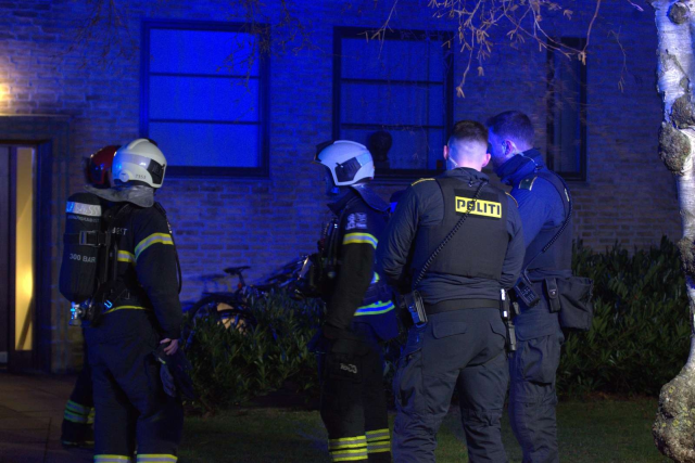 Politi massivt til stede: Brandbombe kastet mod lejlighed