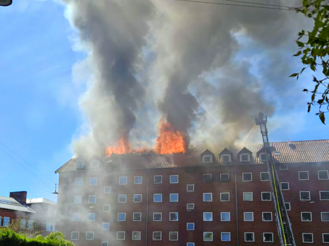 LIGE NU: En tilskadekommen under voldsom brand i København