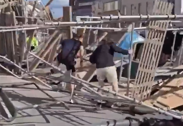Kæmpe stillads vælter i København