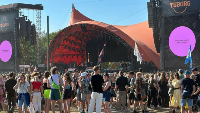 Danske popstjerner fanget i kysseri på video