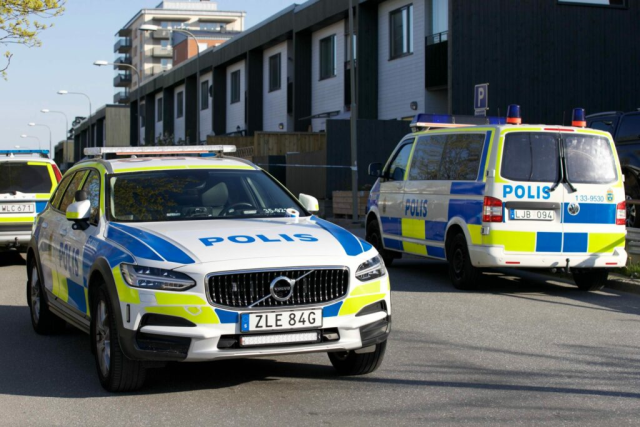 Voldsomt knivangreb på legeplads: Lille pige kæmper for livet
