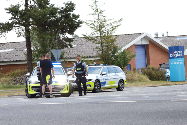 Flere personer skudt: Betjent blandt de ramte