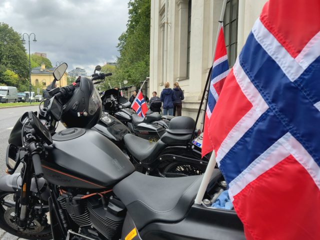 Bandidos-medlemmer lagde blomster ved paladset i Oslo