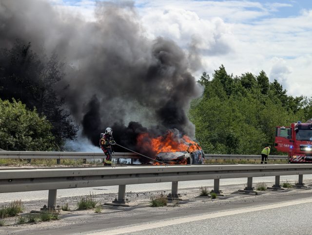 Kæmpe drama på motorvej: Enorm røgfane står fra stedet