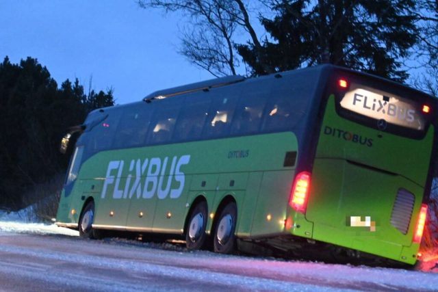 Turistbus kørt af vejen: Flere alvorligt kvæstede