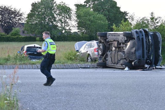 Frygtelig ulykke: Lå fastklemt i timevis mens flere bare kørte forbi