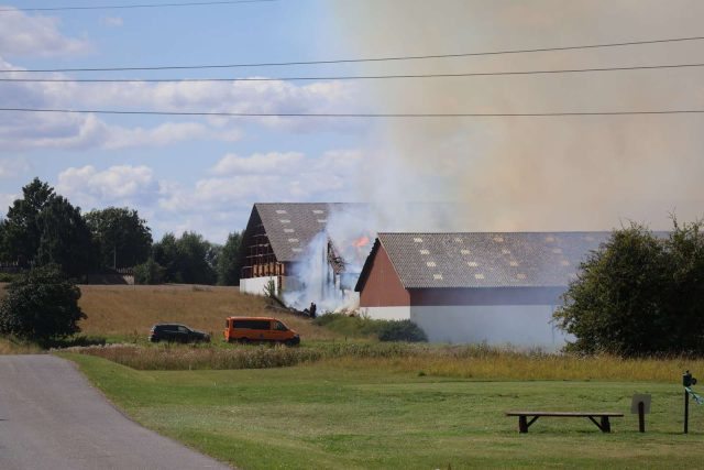 LIGE NU: Tyk røg står op af stor gård i flammer
