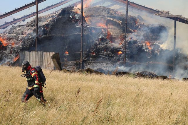 LIGE NU: Tyk røg står op af stor gård i flammer