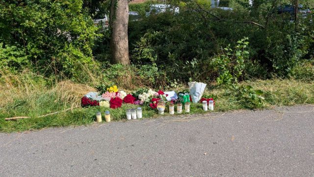 Rørende: Afdød motorcyklist mindes med lys og brev