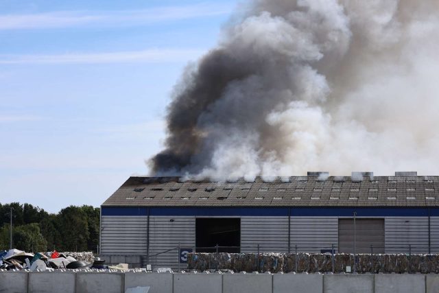 BREAKING: Kæmpe sundhedsskadelig brand: “Luk døre og vinduer”