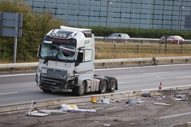 Voldsom lastbilulykke spærrer motorvejen: Bilister advares