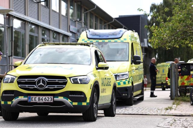 LIGE NU: Elever forlader skole – politi og ambulancer til stede
