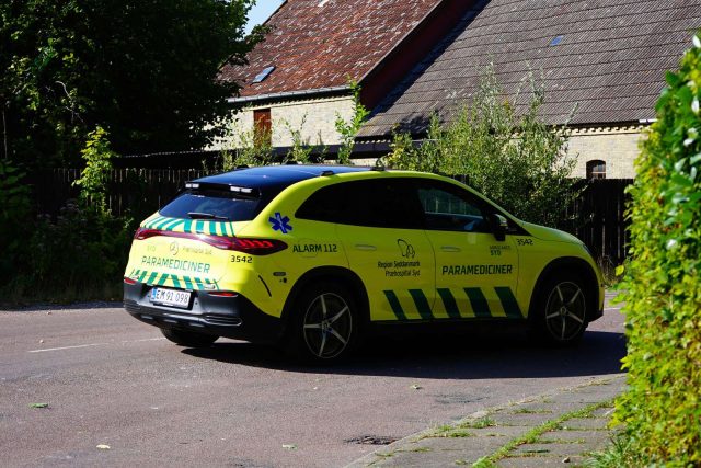 Ældre mand alvorligt tilskadekommen: Påkørt af traktor