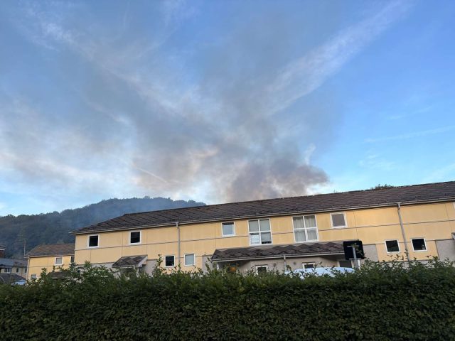 Boligkompleks i flammer: Voldsom røgsky står op