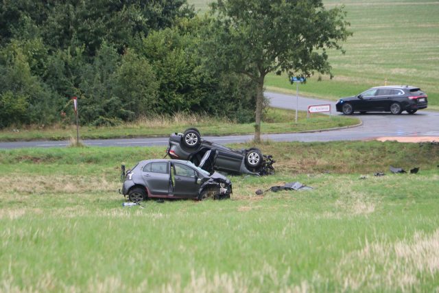 Bil er vendt på hovedet, og vragrester ligger spredt over det hele i alvorlig ulykke