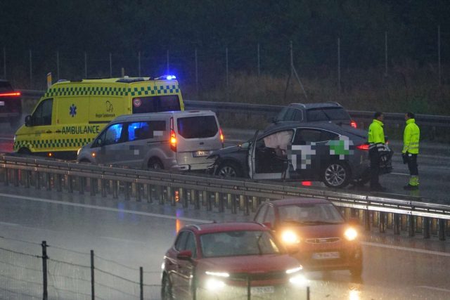 Biler brager sammen i silende regn og laver to kilometer kø