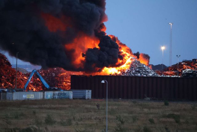 Kæmpe brand i Køge: Flammerne kan ses på flere kilometers afstand