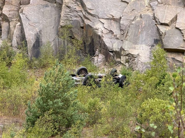 Bil ligger på hovedet efter skrækkeligt uheld: Kørte ud over skrænt