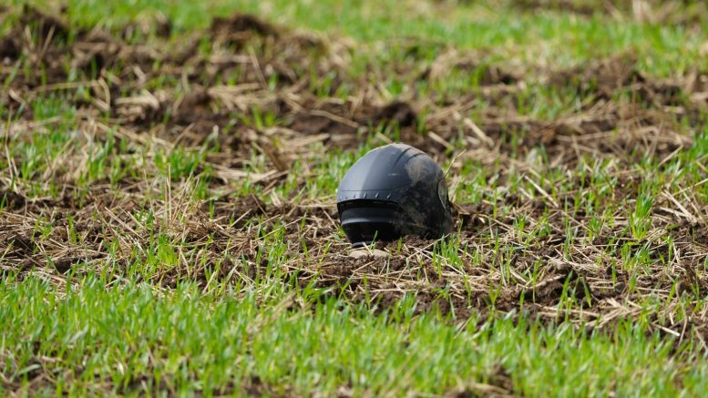 Motorcykel hjelmen ligger på marken