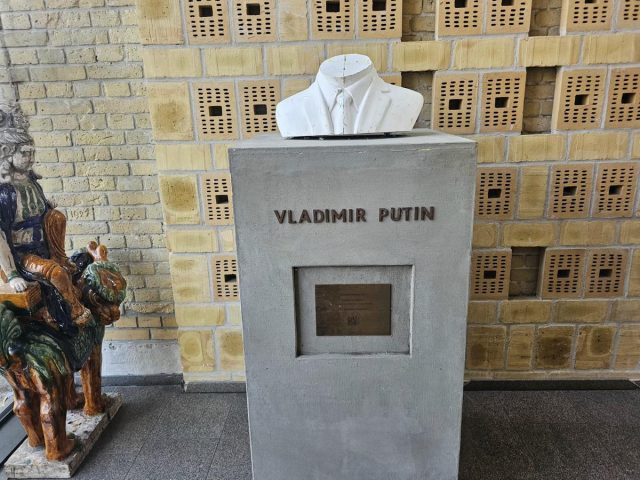 Mystisk buste halshugget i park: Hvem har set Vladimir Putins hoved?