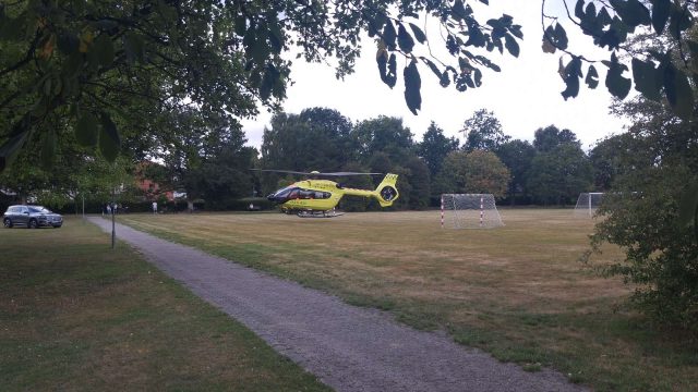 LIGE NU: Politiet massivt til stede – helikopteren er netop lettet fra græsplænen