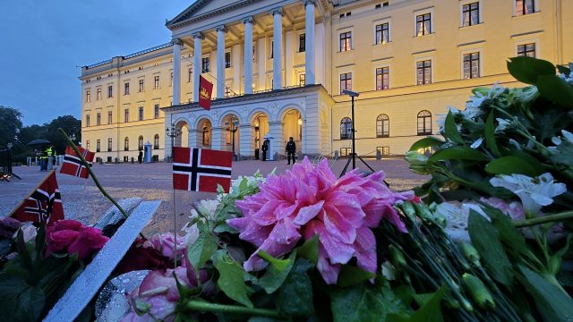 Tusinder fulgte kong Harald på hans sidste rejse til slottet