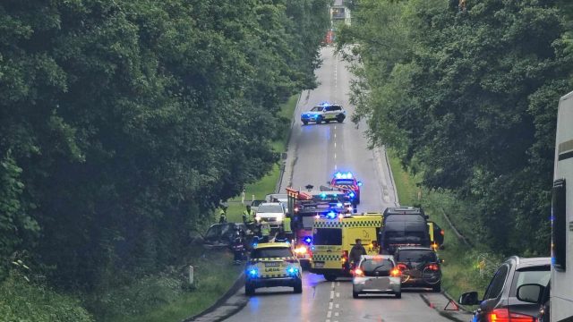 Politi massivt til stede: Cyklist og lastbil i alvorligt sammenstød