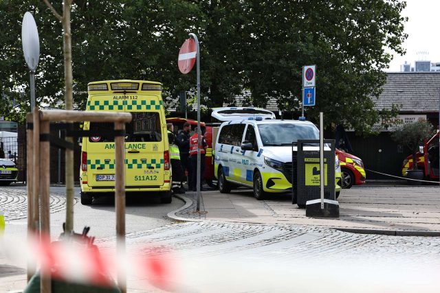 Central plads i København afspærret: ‘Luk døre og vinduer!’