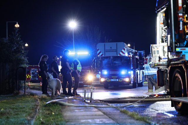 Kæmpe udrykning til storbrand på Vestegnen: Flammerne åd bygning op