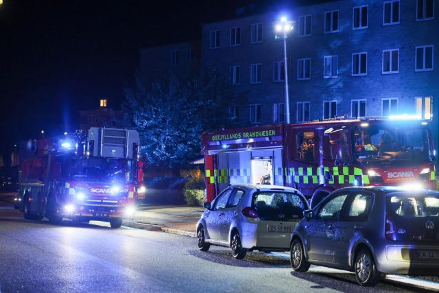 Massiv udrykning til voldsom brand: Beboere evakueret