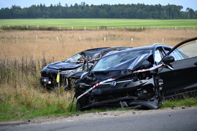 Voldsom ulykke på landevej: To biler er totalskadet
