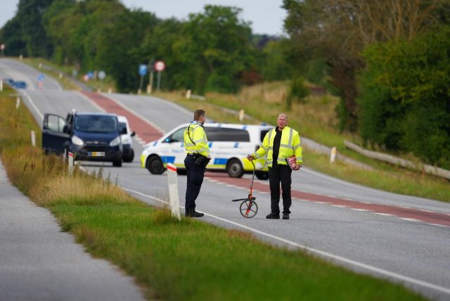 Totalt spærret: Motorcykel og bil kolliderer