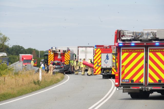 LIGE NU: Kvinde afgået ved døden i ulykke med lastbil
