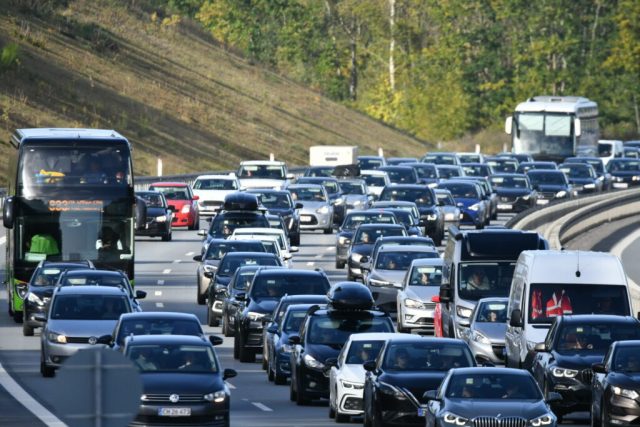Trafikkaos på motorvejsstrækning ved Hovedstaden: Vognbaner spærret efter uheld