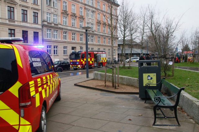 Central plads i København afspærret: ‘Luk døre og vinduer!’