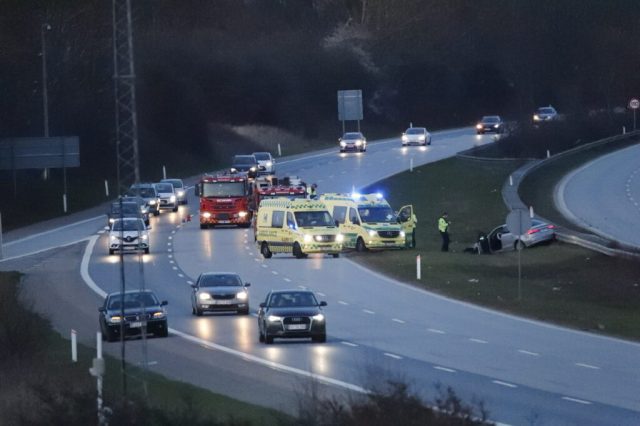 Voldsomt uheld spærrer motorvejen: Politi og redning på stedet