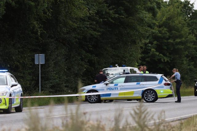 Politi massivt til stede: Cyklist og lastbil i alvorligt sammenstød